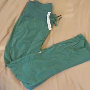 Lululemon slim joggers in sage size 6